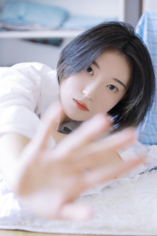 双腿挂他肩上撞击轻哼